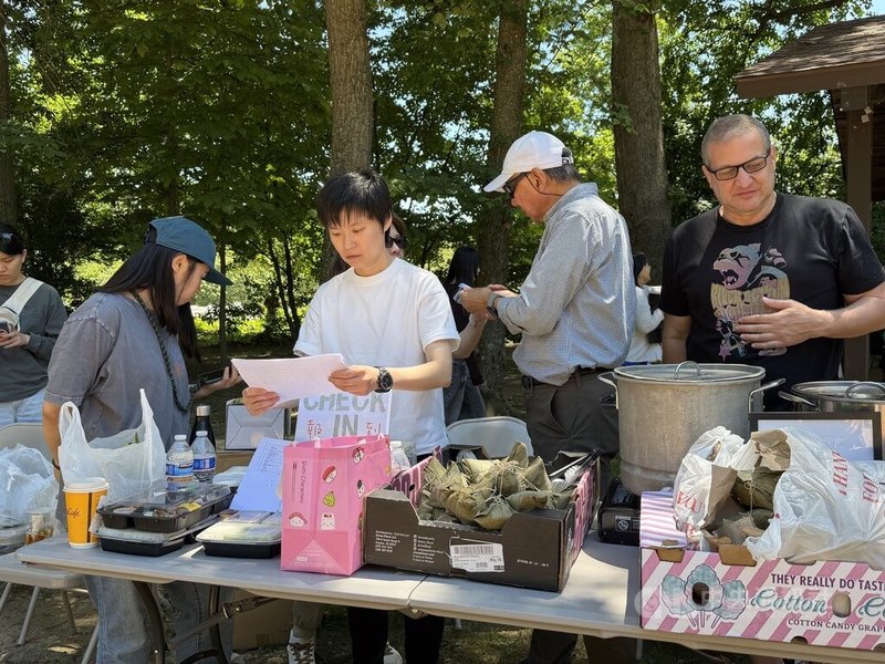 一年一度的端午節即將來臨,美國大華府地區的台僑5月31日齊聚馬里蘭州「山脊路休閒公園」,大啖肉粽,提前歡慶佳節。中央社 115年6月1日