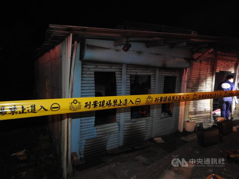 新北市三峽區大埔路的一間平房民宅，5月31日深夜發生火警，消防局迅速出動人車前往搶救，先救出1人，但待火勢撲滅後，在火場內發現1具焦屍。起火原因待查。（翻攝照片）中央社記者王鴻國傳真　115年6月1日