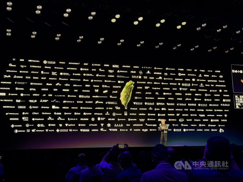 輝達（NVIDIA）執行長黃仁勳1日主持GTC Taipei大會主題演講，展示供應鏈背板，其中出現他訪台必吃的幾家餐廳，包括磚窯、王記府城肉粽、花娘小館、富霸王豬腳等。中央社記者吳家豪攝　115年6月1日