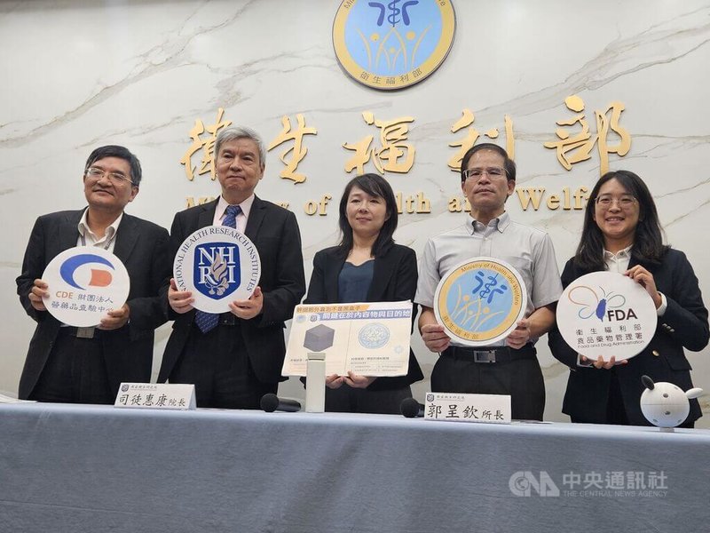 國家衛生研究院細胞及系統醫學研究所最新研究發現，細胞外囊泡並非萬靈丹，副所長李華容（左3）1日在記者會中說明細胞外囊泡可能助長癌症轉移。中央社記者陳婕翎攝　115年6月1日