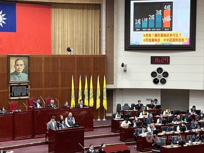 台北市長蔣萬安（講台左）1日在台北市議會談及租金補貼經費時說，已發函中央政府，希望回歸中央支應。中央社記者楊淑閔攝　115年6月1日
