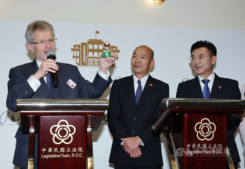 捷克參議院議長韋德齊(左)1日中午前往立法院,立法院長韓國瑜(中)、副院長江啟臣(右)在立院大門川堂歡迎韋德齊一行到訪。中央社記者郭日曉攝 115年6月1日