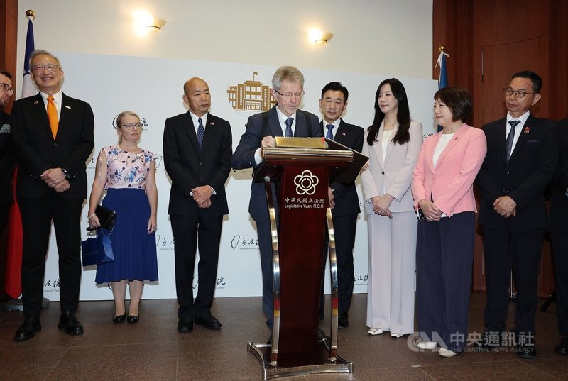 捷克參議院議長韋德齊（右5）率團訪問台灣，1日中午前往立法院，韋德齊於貴賓簽名簿上題字留念，寫下「祝一切都好，謝謝中華民國台灣，我們共同支持自由民主」等文字，氣氛熱絡。中央社記者郭日曉攝　115年6月1日
