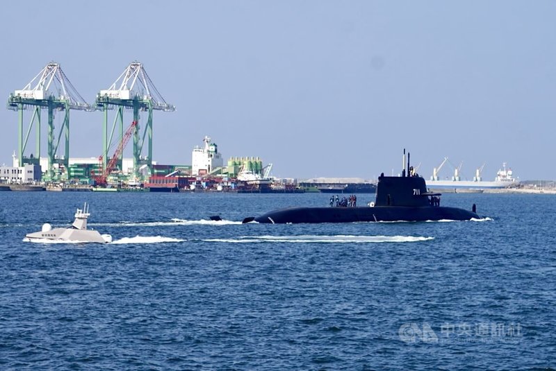 潛艦國造原型艦海鯤艦1日上午出海測試,台船自主研發的「奮進魔鬼魚號」伴陪隨行。中央社記者董俊志攝 115年6月1日