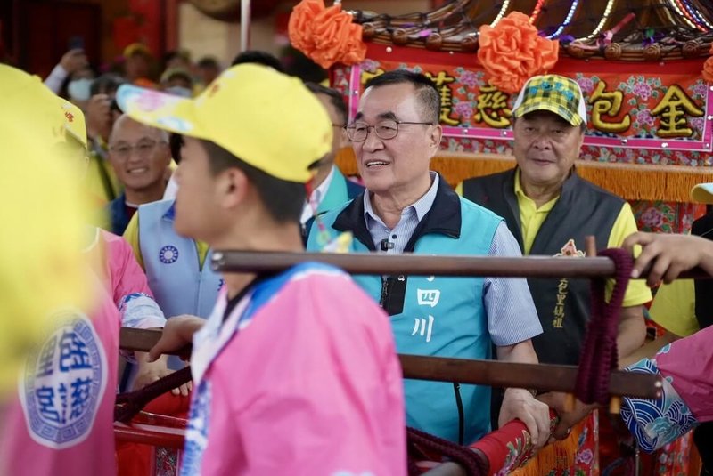 國民黨新北市長參選人李四川(右2)到金山參與北海岸傳奇媽祖文化祭「開基二媽聖蹟尋根」活動,他表示,自己是討海家庭出身,允諾未來當選後,將攜手地方持續傳承珍貴的新北無形文化資產。(李四川競辦提供)中央社記者王鴻國傳真 115年6月1日