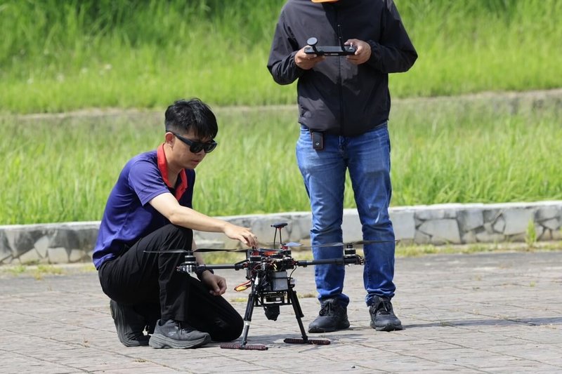 漢翔發表「AIxVNAV無人機視覺導航定位系統」，在自強工程顧問公司協助下，於嘉義亞創中心，以實機飛行展示最新科技成果。（漢翔提供）中央社記者江明晏傳真　115年6月1日