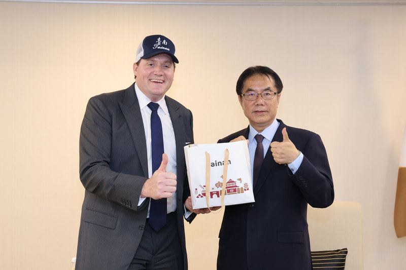 美國在台協會（AIT）高雄分處長張子霖（Neil H. Gibson）（左）將任滿離任，1日前往台南市政府向市長黃偉哲（右）辭行。（台南市政府提供）中央社記者楊思瑞台南傳真　115年6月1日