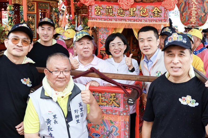 民進黨新北市長參選人蘇巧慧（右3）1日參與金包里慈護宮二媽回野柳媽祖洞祭典，與信眾從徒步護送金面二媽回野柳海岸海蝕岩洞。（蘇巧慧競辦提供）中央社記者王鴻國傳真　115年6月1日