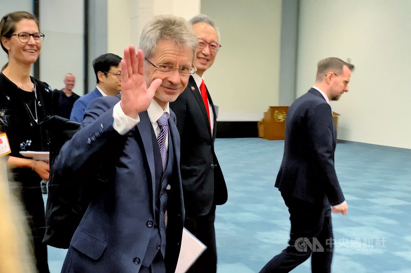 捷克參議院議長維特齊1日率代表團搭機抵台，在桃園國際機場向媒體親切揮手致意。 中央社記者吳睿騏桃園機場攝　115年6月1日