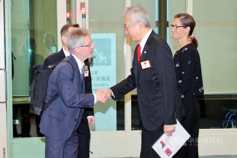 捷克參議長維特齊（前排左）率約40人代表團1日抵台。一行人搭乘的中華航空班機降落桃園國際機場後，外交部政務次長吳志中（前排右）前往國賓門迎接。中央社記者吳睿騏桃園機場攝　115年6月1日