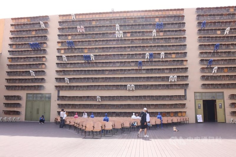 位於河南鄭州市的「只有河南．戲劇幻城」2021年6月開幕，內有21個大小劇場，多個劇目同時上演，其創新模式引發話題。園區的設計鼓勵觀眾自己就成為戲劇的一員。中央社記者張淑伶鄭州攝 115年6月1日