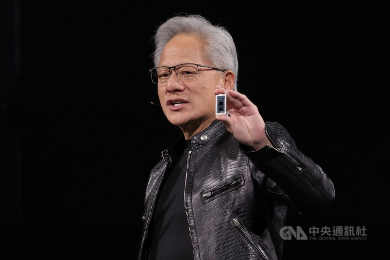 人工智慧（AI）晶片大廠輝達（NVIDIA）執行長黃仁勳1日舉行GTC Taipei大會主題演講，發表採用台積電3奈米製程、與聯發科合作開發的N1X晶片，將用於RTX Spark系列筆記型電腦。他形容N1X晶片為「世界上最令人驚嘆的晶片」。中央社記者翁睿坤攝　115年6月1日