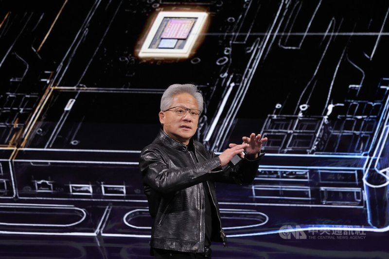 AI晶片大廠輝達(NVIDIA)執行長黃仁勳1日在北流舉行GTC Taipei大會主題演講,介紹強調代理式人工智慧(Agentic AI)的崛起,以及代理式AI對生產力、運算模式和AI生態系的變革性影響,還有台灣的關鍵角色。中央社記者翁睿坤攝 115年6月1日