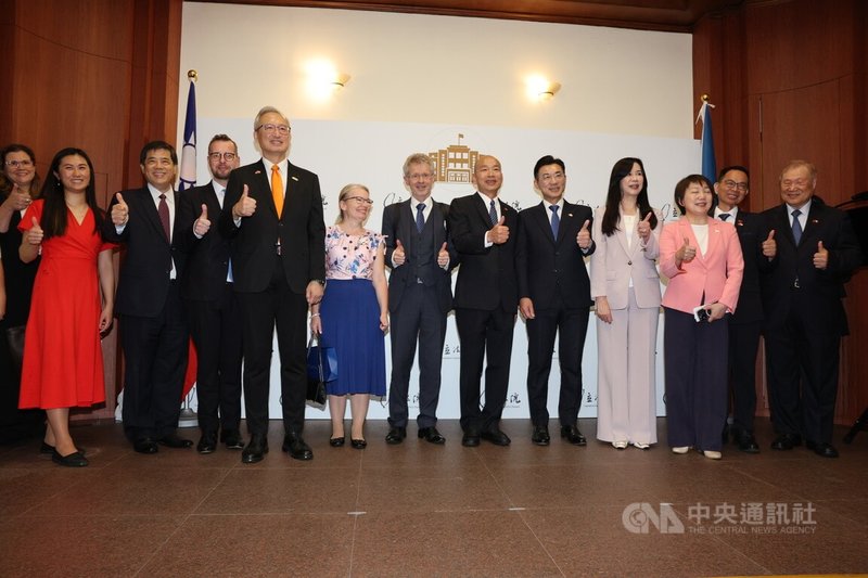 捷克參議院議長韋德齊(右7)率團訪問台灣,1日中午前往立法院,立法院長韓國瑜(右6)、副院長江啟臣(右5)及朝野黨團代表迎接合影。中央社記者郭日曉攝 115年6月1日