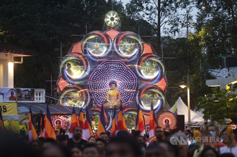 馬來西亞聯合慶祝衛塞節委員會(JWCC)5月31日舉行衛塞節(Vesak)花車大遊行,吸引大批信徒參與,並在誦經聲與璀璨花車燈飾映照下,共同感受莊嚴祥和的節慶氛圍。中央社記者黃自強吉隆坡攝 115年6月1日