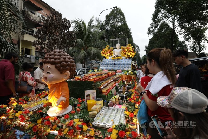 馬來西亞聯合慶祝衛塞節委員會(JWCC)5月31日舉行衛塞節(Vesak)花車大遊行,大批信徒參與,感受祥和的節慶氛圍。中央社記者黃自強吉隆坡攝 115年6月1日