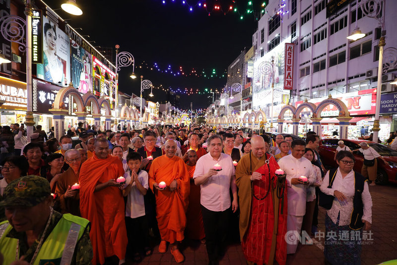馬來西亞5月31日舉行衛塞節(Vesak)花車大遊行,大馬交通部長陸兆福(前排右4)也跟隨信徒參與遊行。中央社記者黃自強吉隆坡攝 115年6月1日