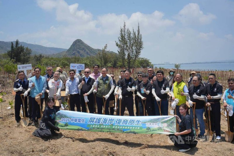 中華電信攜手林保署推動恆春半島海岸林保育軸帶復育，1日在車城鄉海口段復育植樹行動，由中華電信董事長簡志誠（2排右7）、永續大使戴資穎（2排右6）等人帶領，種下原生樹種。中央社記者黃郁菁攝　115年6月1日
