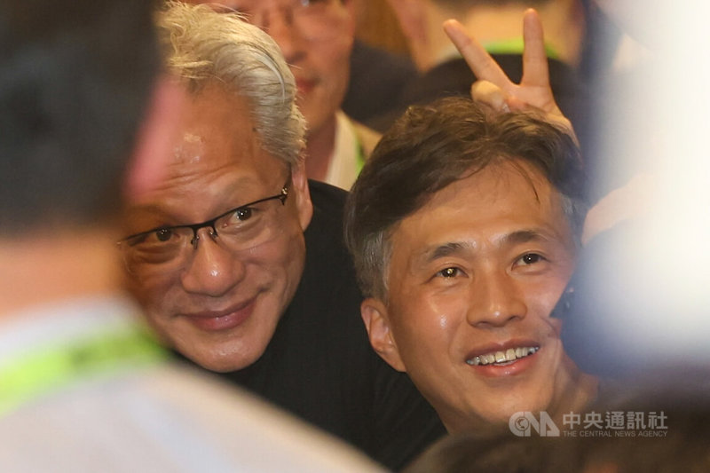 輝達（NVIDIA）執行長黃仁勳（左）1日在台北出席韓國合作夥伴晚宴，記憶體晶片廠SK海力士（SK Hynix）執行長郭魯正（右）到場餐敘，一同合影。中央社記者吳家昇攝　115年6月1日