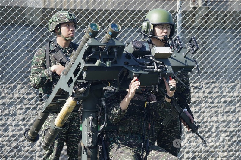 圖為官兵展示雙聯裝刺針飛彈系統。（中央社檔案照片）