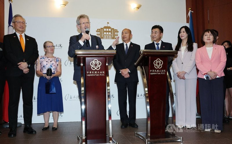 睽違近6年，捷克參議院議長韋德齊（Miloš Vystrčil）（左3）1日再度率團訪問台灣，中午前往立法院拜會立法院長韓國瑜（右4）及黨團代表。韋德齊透過翻譯指出，他很榮幸也很高興，這次應韓國瑜的邀請訪問台灣，也是他第2次訪問台灣，「我們2個國家之間的友誼是很真實的」，而上次是前立法院長游錫堃邀請他訪問台灣，這可以證明「我們的友誼超越黨派」。中央社記者郭日曉攝　115年6月1日