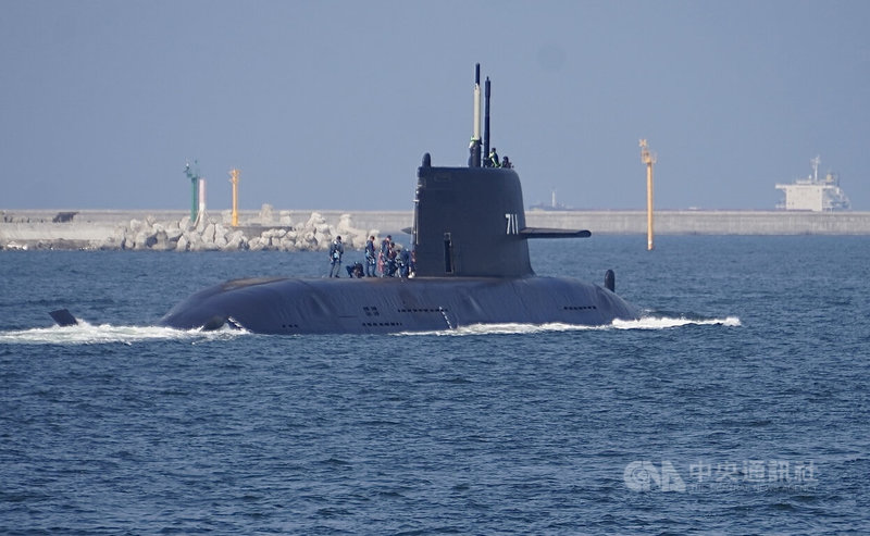 國造潛艦海鯤號舷號為「711」，1日上午於高雄港外再度進行出海測試。中央社記者董俊志攝　115年6月1日