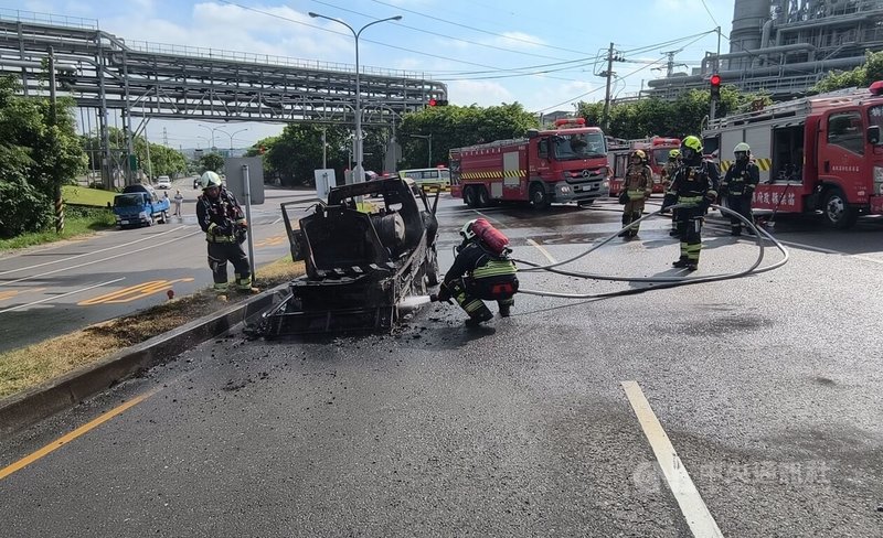 一輛載有怪手挖斗的小貨車1日上午行經苗栗市長春化工廠附近，車輛突然起火燃燒，駕駛指出，發現異狀趕緊停車逃生；火勢經消防隊員撲滅，幸無人傷亡。中央社記者管瑞平攝　115年6月1日