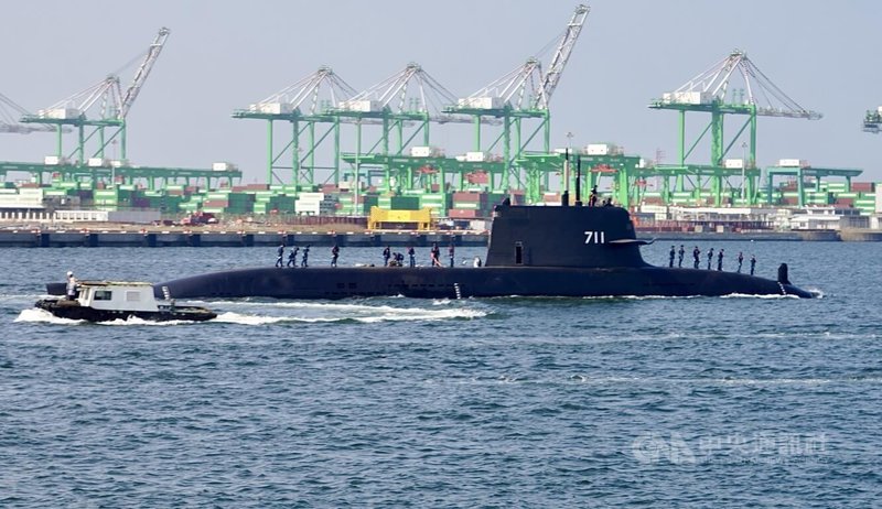 潛艦國造原型艦海鯤艦1日上午在軍方快艇、台船自主研發的「奮進魔鬼魚號」伴陪下,再次出海進行測試。中央社記者董俊志攝 115年6月1日