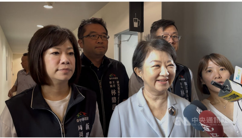 台中市長盧秀燕（前左2）1日接受媒體聯訪，被問及中國國民黨主席鄭麗文將訪美時表示，給予祝福。中央社記者趙麗妍攝　115年6月1日