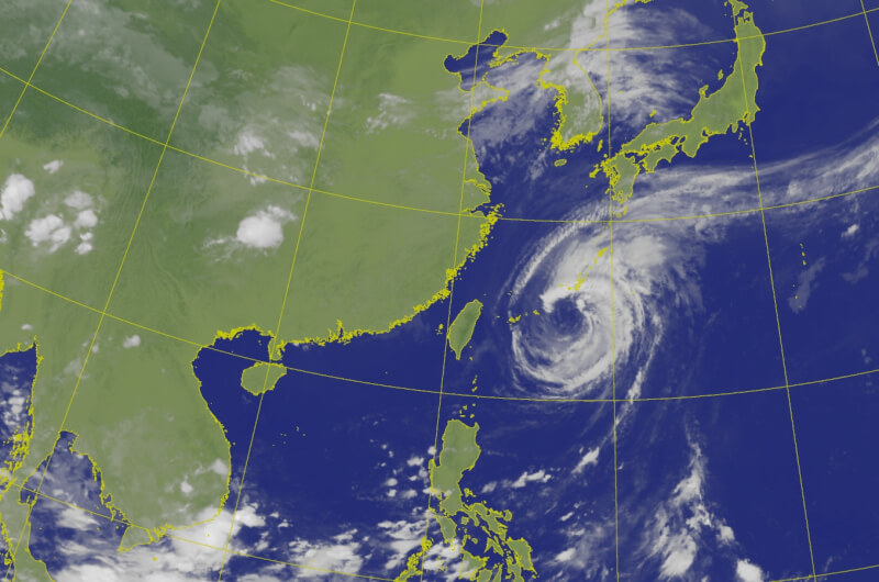 颱風薔蜜將掃通過琉球群島、向日本逼近。圖為1日上午8時20分衛星雲圖。（圖取自氣象署網頁cwa.gov.tw）