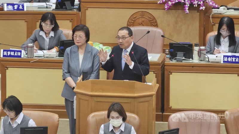新北市議會1日進行市政總質詢，市長侯友宜（中右）表示，敬老愛心卡現行一代卡片容量不足，市府規劃2年內完成二代卡全面換發，預計於118年正式實施點數累積機制。中央社記者王鴻國攝　115年6月1日