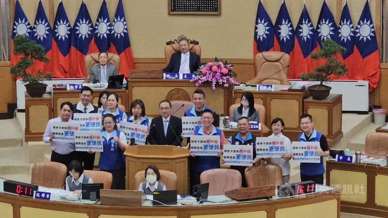 新北市議會1日進行市政總質詢，市長侯友宜（中）在答詢國民黨團聯合質詢時表示，敬老愛心卡除點數提高到600點，並決定分階段擴大使用範圍。中央社記者王鴻國攝　115年6月1日