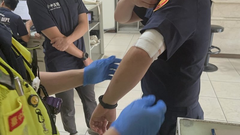 蕭姓男子1日下午涉毒駕，台中市政府警察局霧峰分局吉峰派出所員警攔查時，蕭姓男子突掏出改造手槍，員警立刻奪槍，壓制逮捕，但過程中手臂、手指擦挫傷。（民眾提供）中央社記者趙麗妍傳真　115年6月1日