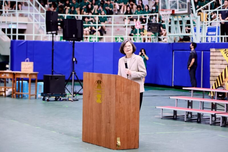 前總統蔡英文1日出席北一女畢業典禮，送給畢業生3個祝福。（圖取自facebook.com/tsaiingwen）
