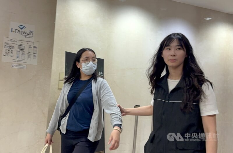 檢警獲報,台北市送子鳥生殖中心診所疑似有攝影設備拆除後留下的孔洞痕跡。台北地檢署1日指揮警方搜索,並通知診所林姓現場經理(左)到案說明。中央社記者謝君臨攝 115年6月1日