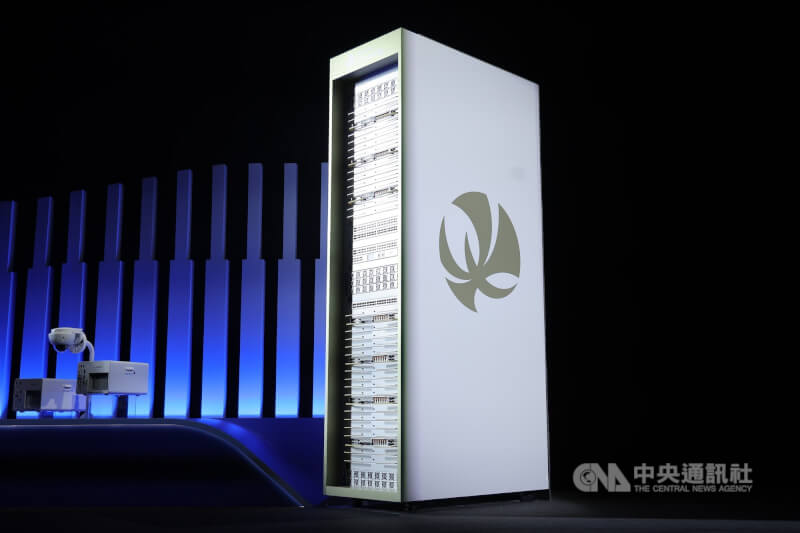 高通（Qualcomm）總裁暨執行長艾蒙（Cristiano R. Amon）主題演講1日下午於台北南港展覽館2館登場，會中率先亮相Dragonfly伺服器機櫃。中央社記者翁睿坤攝　115年6月1日