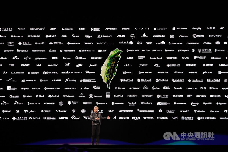 輝達(NVIDIA)執行長黃仁勳(圖)1日上午在台北流行音樂中心主持GTC Taipei大會並發表主題演講,為2026台北國際電腦展(COMPUTEX)暖身,後方展示供應鏈背板。中央社記者翁睿坤攝 115年6月1日