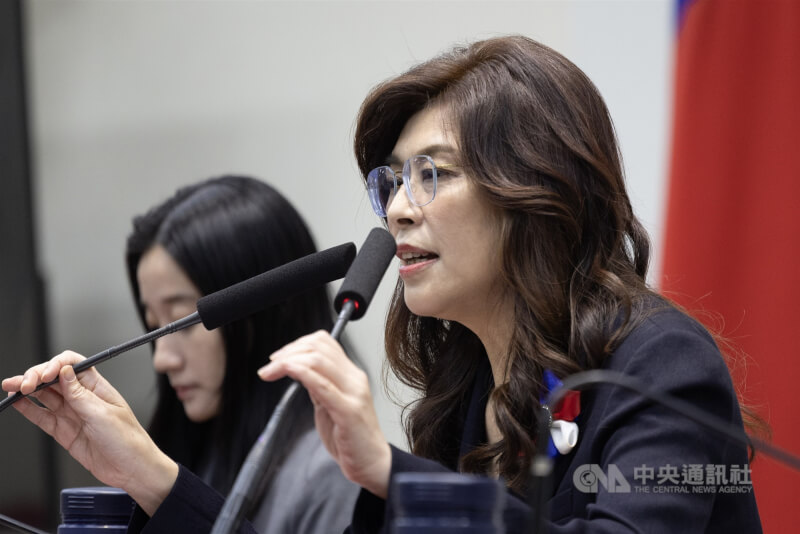國民黨主席鄭麗文（右）1日下午在中央黨部舉行記者會時表示，此行赴美將傳達和平訊息，和平才能保台灣，也才真正符合美國國家利益。中央社記者趙世勳攝　115年6月1日
