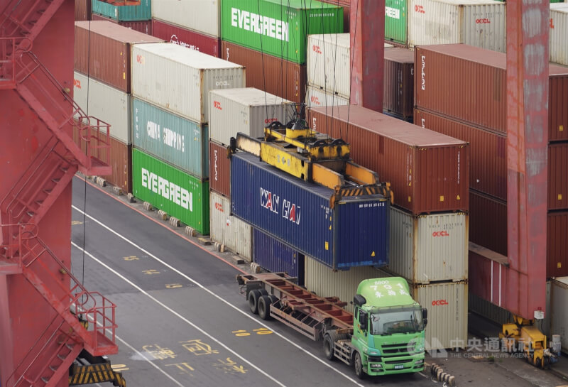 中經院1日公布5月經季節調整後的製造業採購經理人指數（PMI）續揚1.1個百分點至61.4%，創2021年9月以來最快擴張速度。圖為高雄港貨櫃車裝卸貨櫃。（中央社檔案照片）