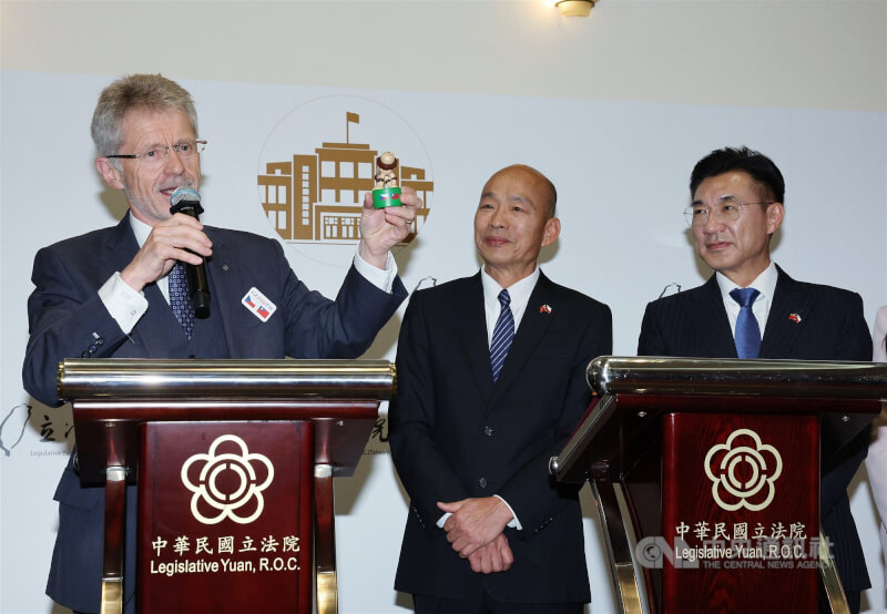 睽違近6年，捷克參議院議長韋德齊（Miloš Vystrčil）（左）1日再度率團訪問台灣，中午前往立法院，立法院長韓國瑜（中）、副院長江啟臣（右）在立院大門川堂歡迎韋德齊一行到訪。中央社記者郭日曉攝　115年6月1日