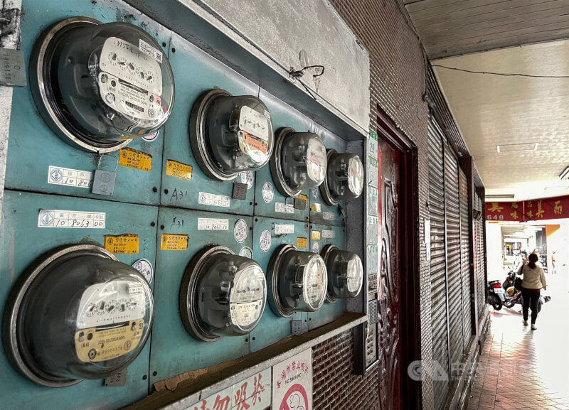 台電1日說明，超過97%用戶平均用電度數低於1000度，不會適用1001度以上的級距費率。圖為北市公寓住宅電表。（中央社檔案照片）