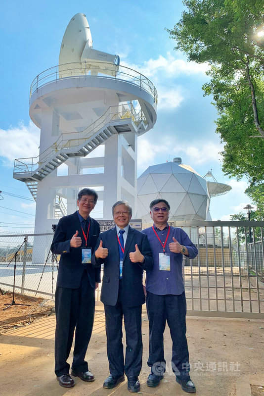 國立中央大學太空及遙測研究中心1日正式啟用第3座衛星接收天線,校長蕭述三(中)說,第3接收天線的啟用不只是硬體設備升級,更代表台灣在太空科技與遙測應用領域能量的持續累積。中央社記者吳睿騏桃園攝 115年6月1日