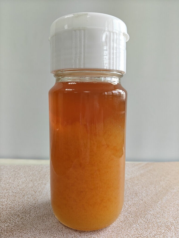 有些民眾看見購買的蜂蜜出現乳白色或顆粒狀結晶，誤以為壞掉。農業部農糧署說，這是自然的物理現象，反而是純正蜂蜜的最佳證明，並建議利用攝氏40度至50度水隔水加熱，即可恢復液態，切勿使用高溫或微波方式加熱，容易破壞蜂蜜的營養及香氣。（農糧署提供）中央社記者汪淑芬傳真　115年6月1日