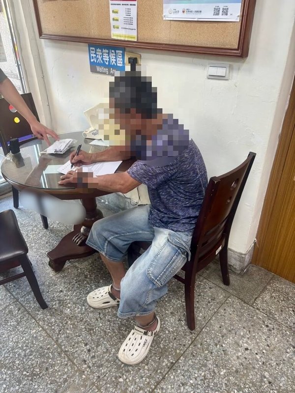 苗栗縣警方1日表示，廖姓男子（圖）涉於通霄鎮竊取基地台電纜線，員警跨轄區到新竹拘提逮捕時，廖姓男子神情恍惚，經快篩檢驗另涉毒駕，法院裁准羈押。（警方提供）中央社記者管瑞平傳真　115年6月1日