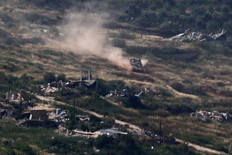 從以色列北部可見一輛以色列坦克車5月31日襲擊黎巴嫩南部。(路透社)