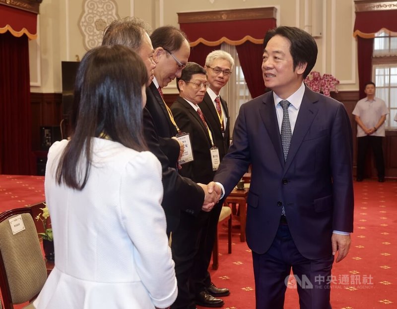 總統賴清德（前右）1日在總統府接見「社團法人中國工程師學會115年度各工程獎項得獎人」，肯定中國工程師學會持續推動國際交流，讓世界看見台灣的工程實力與技術能量。中央社記者張皓安攝　115年6月1日