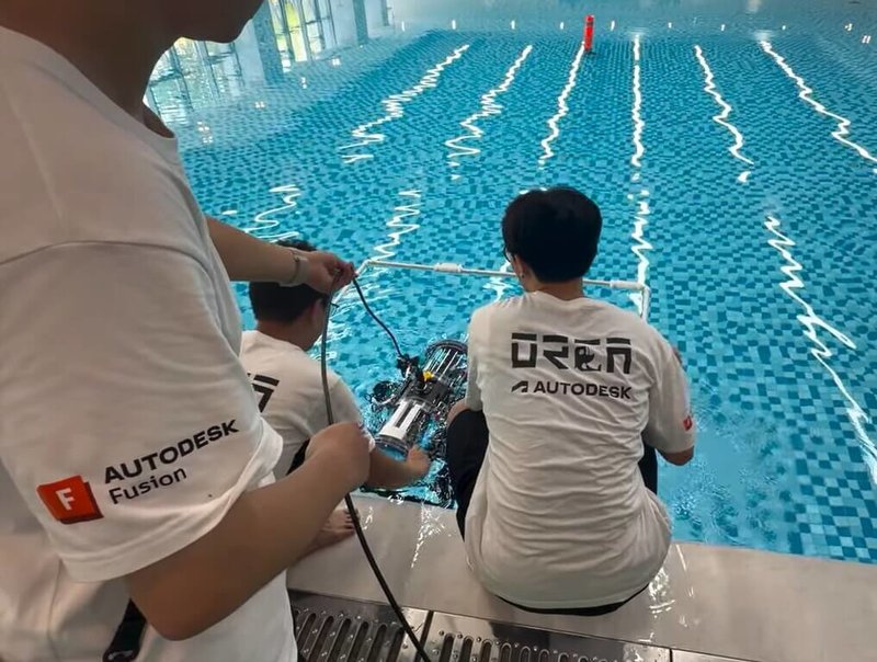 陽明交通大學學生組成的ORCA AUV無人潛水艇團隊,參加「SAUVC 2026新加坡自主式水下無人機挑戰賽」,透過賽事驗證潛水艇自主導航與水下感測等系統整合能力。(陽明交大提供)中央社記者許秩維傳真 115年6月2日