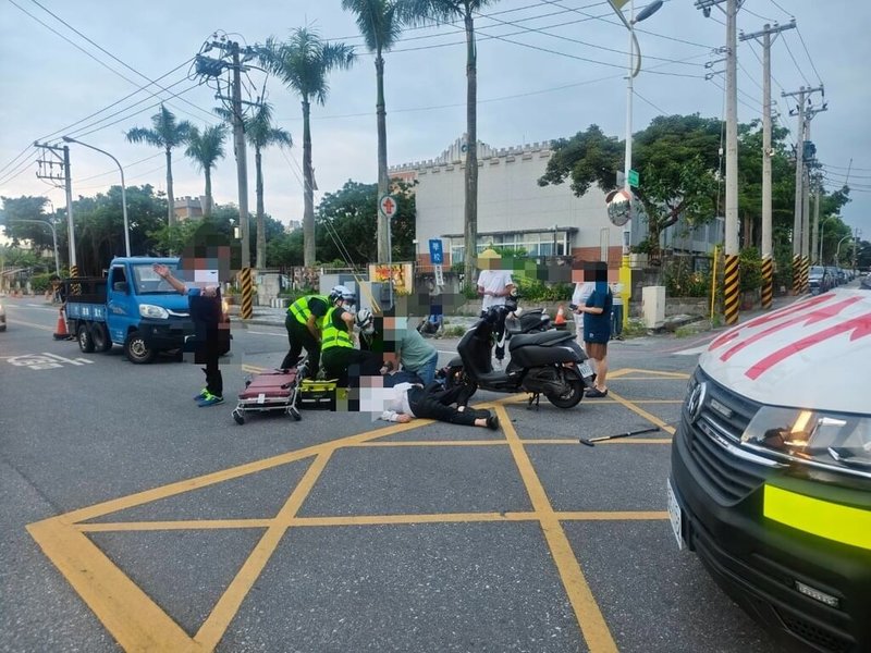 花蓮市一對老夫妻5月31日下午在中原路巷口牽手過馬路，遭機車衝撞，2人倒地不起，81歲老翁當場失去意識，76歲老婦人則OHCA，經警消送醫急救，老翁不治，老婦被救回仍住院中。（民眾提供）中央社記者李先鳳傳真　115年6月2日