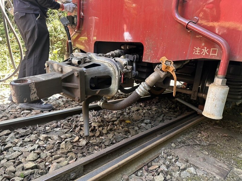 阿里山林鐵新款列車「森里號」2日上午進行試運轉作業,在本線(嘉義站至阿里山站)43.1公里處(水社寮路段)出軌,疑機件故障。(林鐵處提供)中央社記者蔡智明傳真 115年6月2日