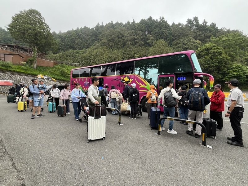 阿里山林鐵新款列車「森里號」2日上午試運轉,在本線(嘉義站至阿里山站)43.1公里處出軌,無人員受傷,但影響定期列車行駛,林鐵處出動遊覽車接駁遊客。(林鐵處提供)中央社記者蔡智明傳真 115年6月2日